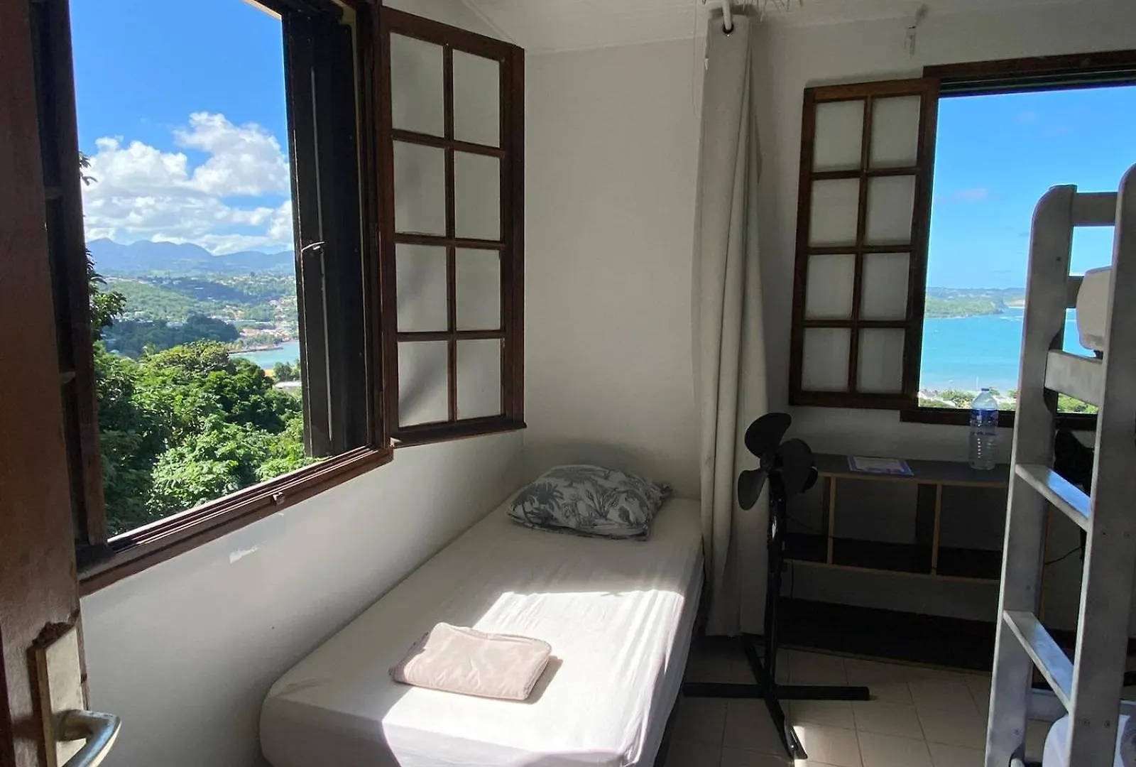 Top Hill Hostel- Martinique- Auberge Dortoir 拉特里尼泰