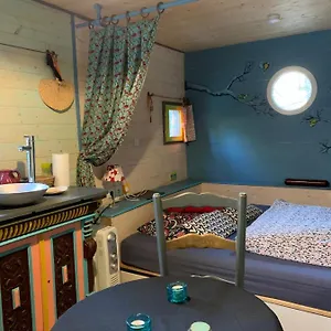 https://le-roulotte-dans-la-foret.fr-provencehotel.com